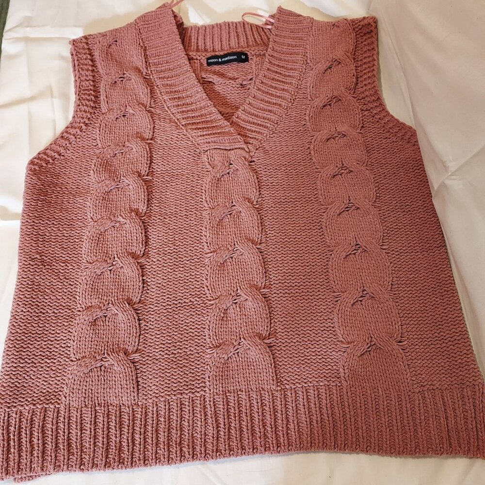 MOON & MADISON SOFT 100% POLYESTER  SWEATER VEST.  MUTED RUST COLOR.  SIZE M